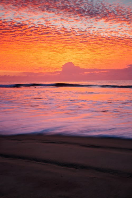 在日落期间地平线上的水体 · 免费素材图片