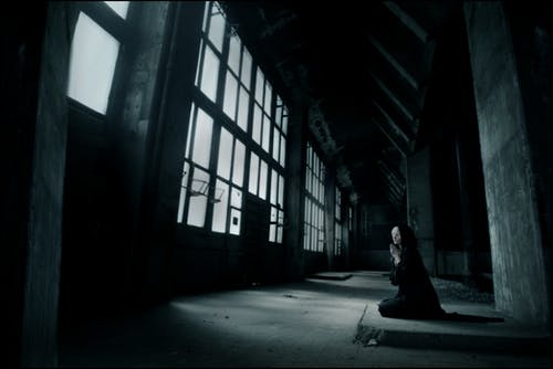 祈祷在大厦里面的妇女 · 免费素材图片