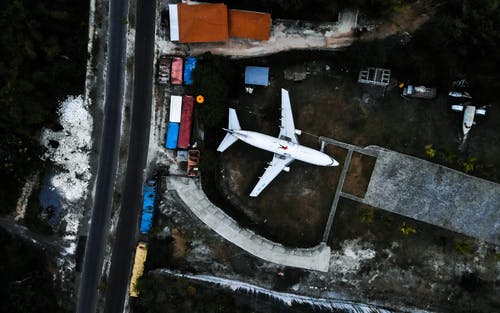空中射击的白色飞机 · 免费素材图片