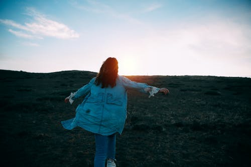 在黄金时段打开她的手的女人 · 免费素材图片