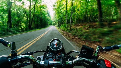 在道路上骑黑色和灰色摩托车的人 · 免费素材图片