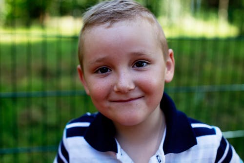 选择性聚焦肖像照片的微笑的男孩 · 免费素材图片