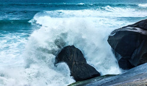 海浪溅在岩石上 · 免费素材图片