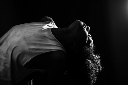 在黑暗中表演的非洲裔美国老妇 · 免费素材图片
