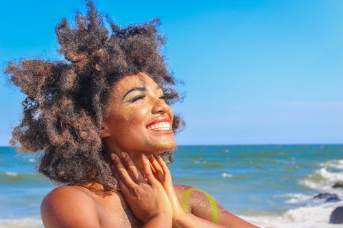 非洲头发的女人的特写照片 · 免费素材图片