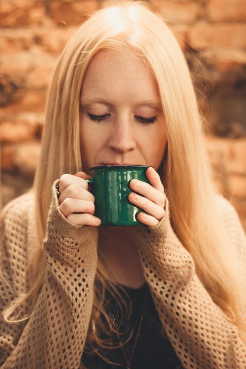 女人穿着开衫的照片 · 免费素材图片