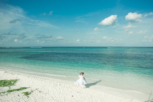 女人站在海边 · 免费素材图片