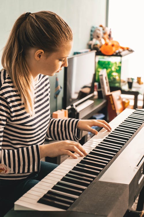 女人弹钢琴的照片 · 免费素材图片