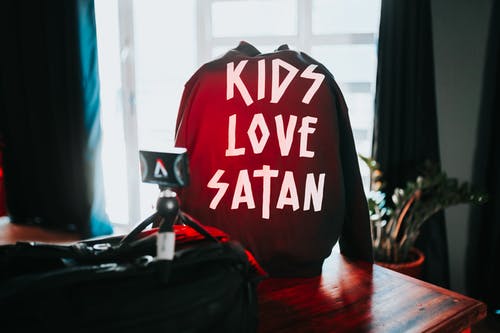 黑色kids Love Satan连帽衫 · 免费素材图片
