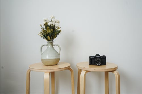 灰色陶瓷花瓶和白色花瓣 · 免费素材图片