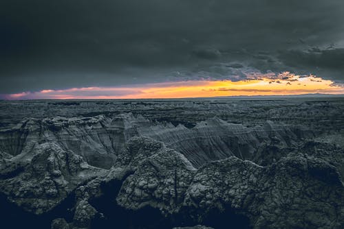 阴沉的夕阳的天空下无尽的山地地形 · 免费素材图片