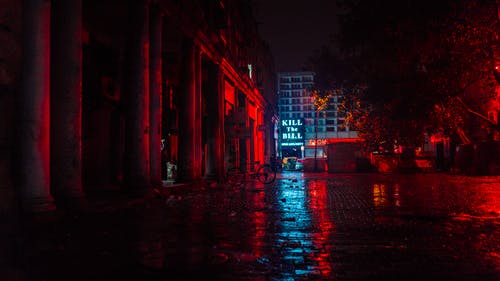 停车场的红光反射 · 免费素材图片