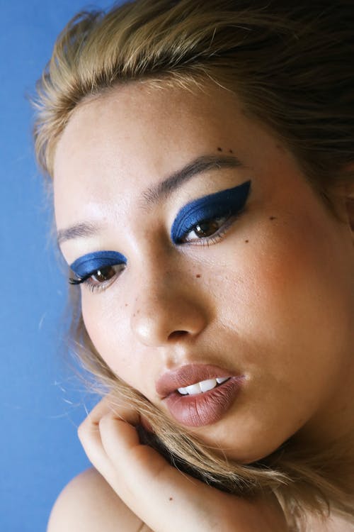 女人化妆的特写照片 · 免费素材图片