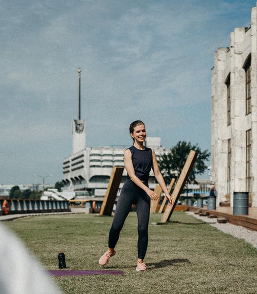 女人站在绿草 · 免费素材图片