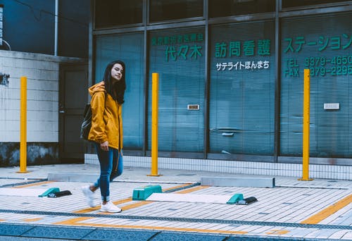 穿黄色外套的女人的照片 · 免费素材图片