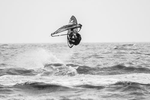 男子骑风冲浪 · 免费素材图片