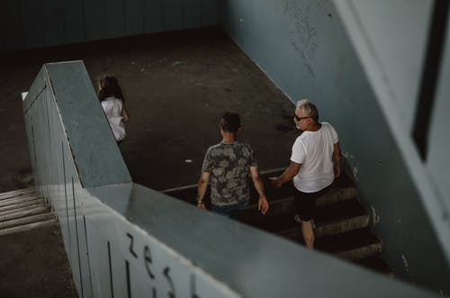 两名男子在楼梯上行走的高角度照片 · 免费素材图片