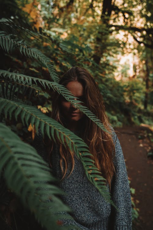 穿灰色毛衣的女人的照片 · 免费素材图片