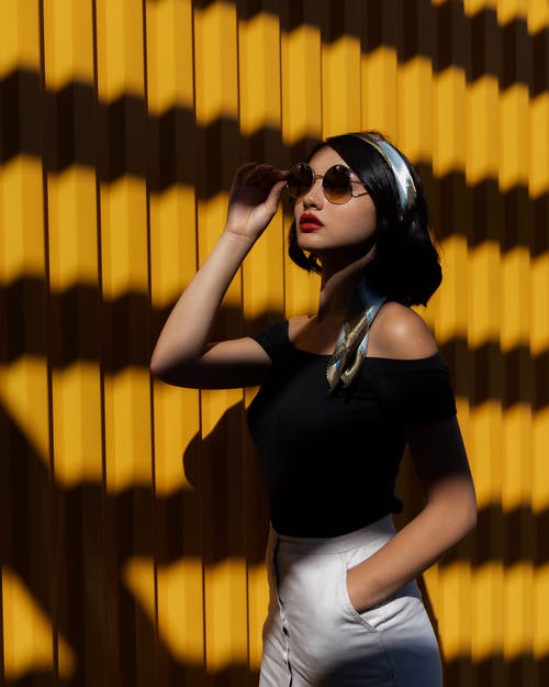 女人控股太阳镜 · 免费素材图片