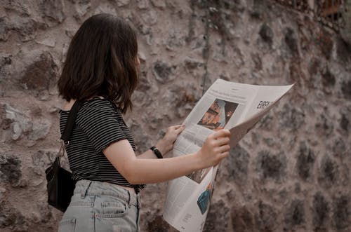 女人读报纸的照片 · 免费素材图片