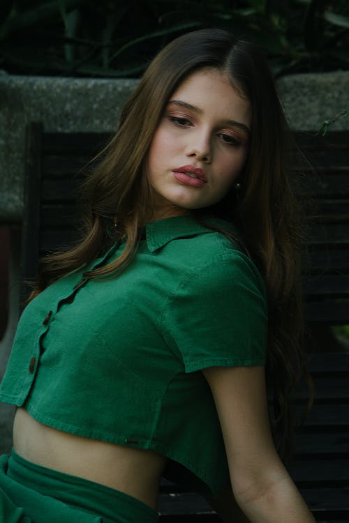 绿色纽扣式上衣连衣裙衬衫的女人 · 免费素材图片