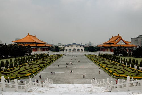 人行道上楼梯附近行走 · 免费素材图片