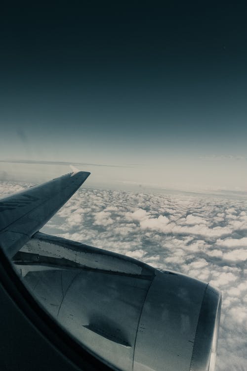 通过飞机窗口云层的照片 · 免费素材图片