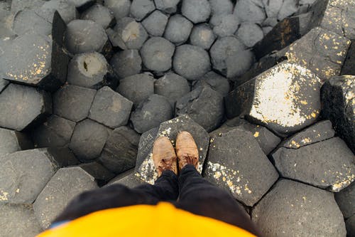 一个人站在水泥地上 · 免费素材图片