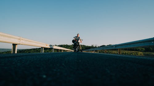 一个骑摩托车的人 · 免费素材图片