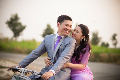 新婚夫妇骑着摩托车的照片拍摄 · 免费素材图片