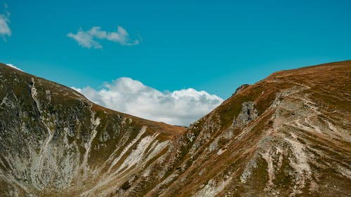 布朗山在蓝蓝的天空下 · 免费素材图片