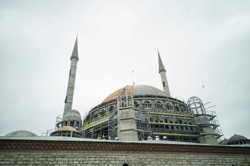 正在建设的清真寺的低角度摄影 · 免费素材图片