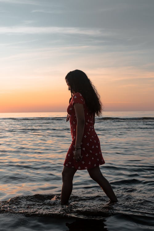沙滩上散步的女人 · 免费素材图片