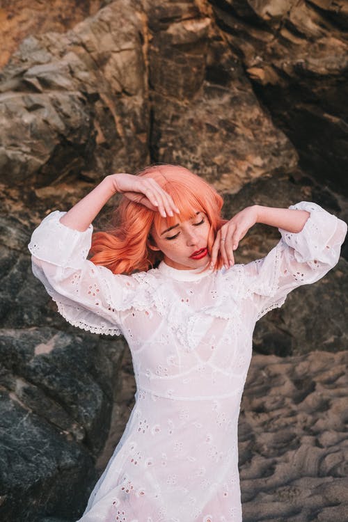 女人粉红色头发的照片 · 免费素材图片