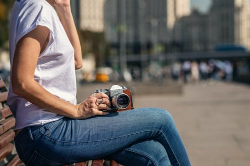 坐在长椅上的女人 · 免费素材图片