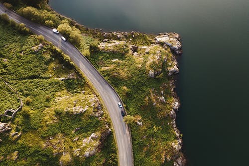 水体旁路的鸟瞰图 · 免费素材图片