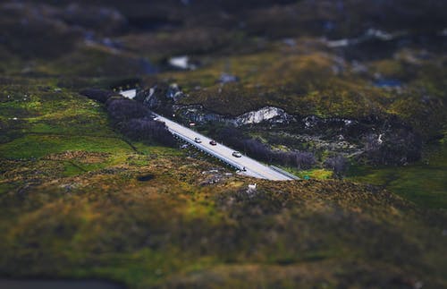 道路上的汽车 · 免费素材图片