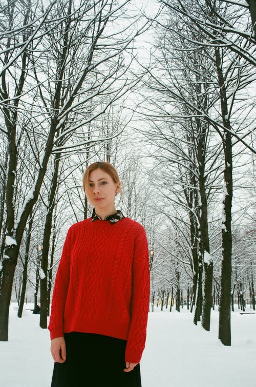 站在户外的红色长袖上衣的女人 · 免费素材图片