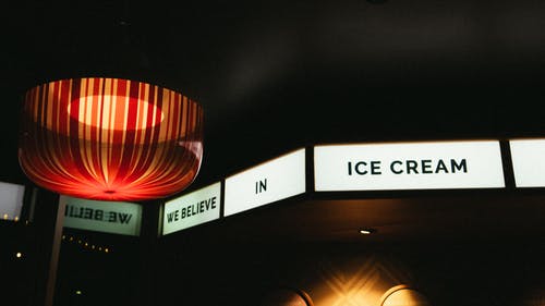 我们相信冰淇淋点燃标志 · 免费素材图片