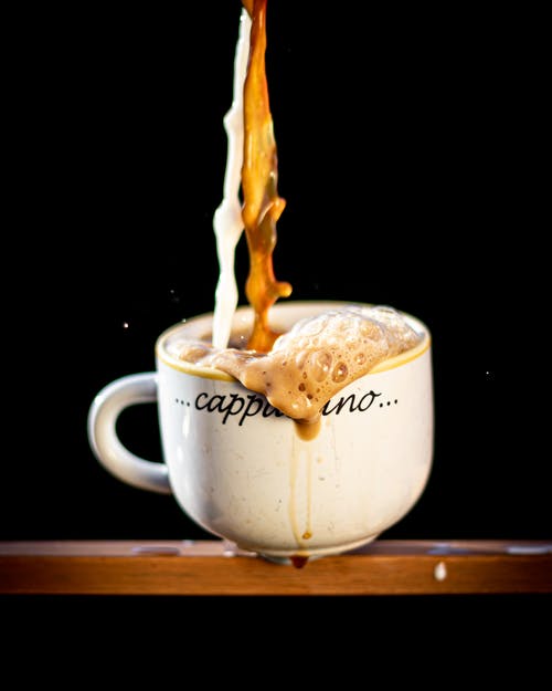 有关一杯咖啡, 傾注, 卡布奇諾的免费素材图片