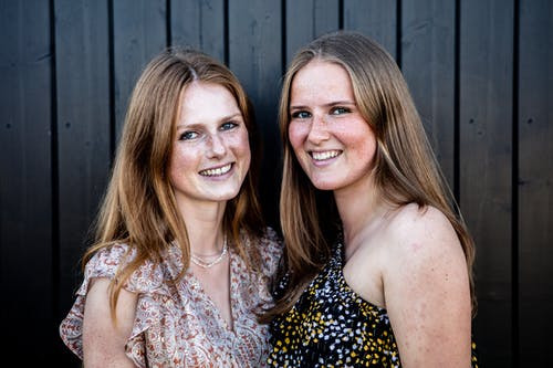 两个女人微笑 · 免费素材图片