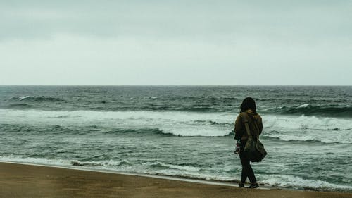 站在海边的人的照片 · 免费素材图片