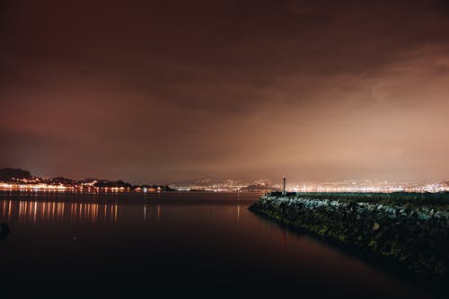夜间沿着城市的水域 · 免费素材图片