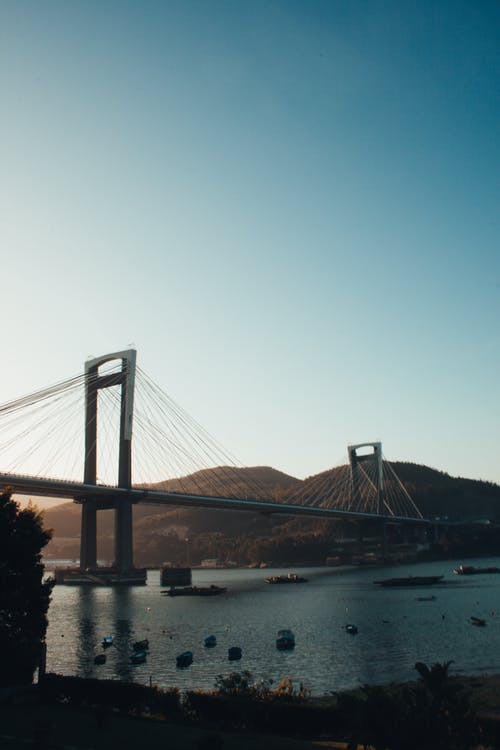 晴朗的天空下的灰桥 · 免费素材图片