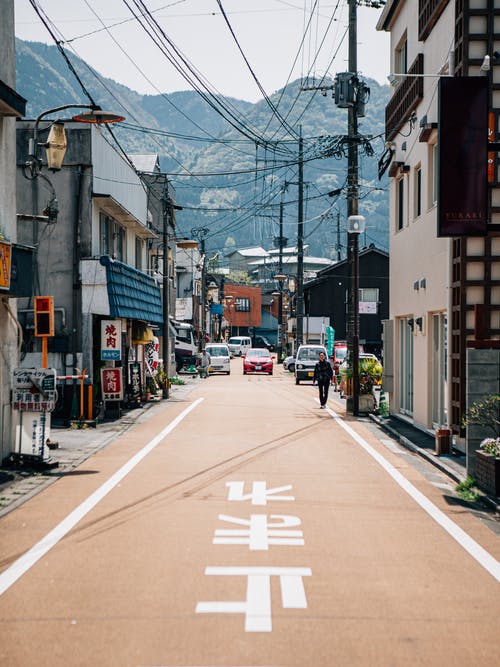 红色汽车在路上 · 免费素材图片