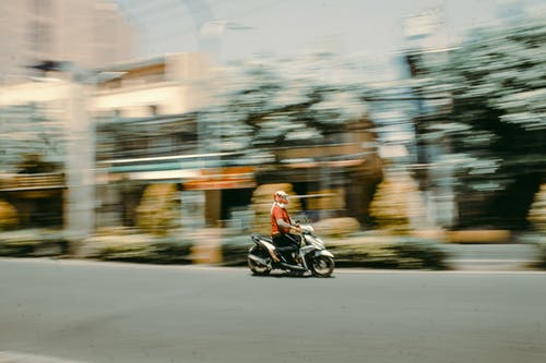 在路上跑摩托车 · 免费素材图片