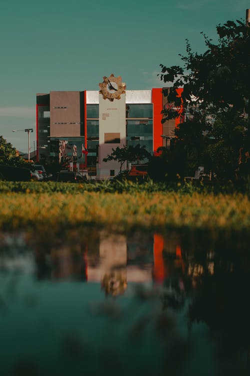 带时钟的白色和红色建筑的浅焦点照片 · 免费素材图片