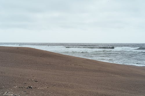 多云的天空下的海洋 · 免费素材图片