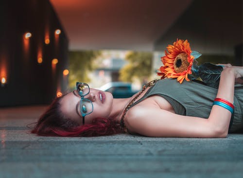 女人抱着向日葵的照片 · 免费素材图片