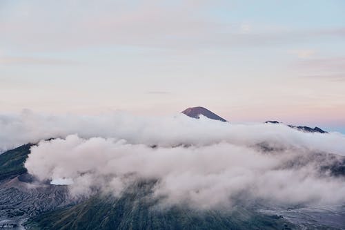 白天山的鸟瞰图 · 免费素材图片